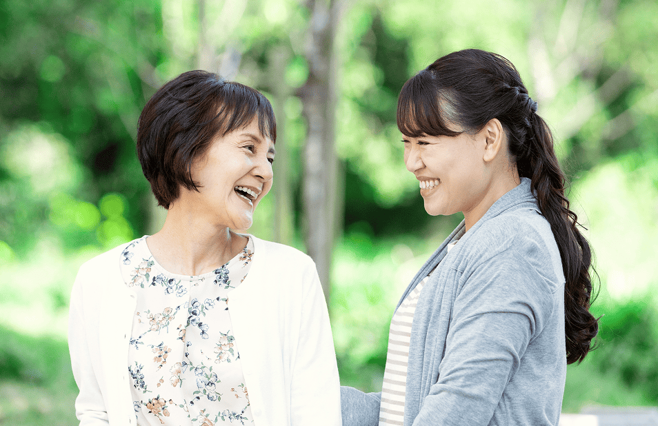 高齢の親を連れての家族旅行の画像