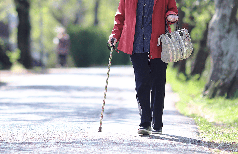 足腰に不安を抱えるご年配ゲストの画像